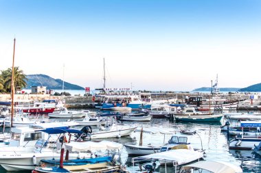 Kotor, Karadağ, 30 Ağustos 2018. Kotor körfezine beyaz yatlar park ediyorlar.