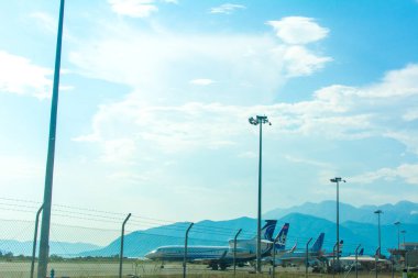 Tivat, Karadağ, 30 Ağustos 2018. Havaalanındaki dağlarda uçak parkı.