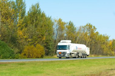 - Rusya. Eylül 2020. Beyaz yakıt kamyonu otoyolda yakıt taşıyor.