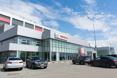 Moskova. - Rusya. 20 Eylül 2020. Araba galerisi galerisi Toyota. Resmi otomobil satıcısı