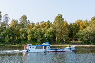 Rusya, Yaroslavl. 26 Eylül 2020. Beyaz renkli bir zevk gemisi nehir boyunca yol alır..