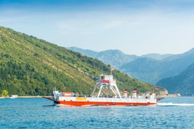 Kotor, Karadağ, 30 Ağustos 2018. Sahil boyunca beyaz kırmızı feribot yelkenleri