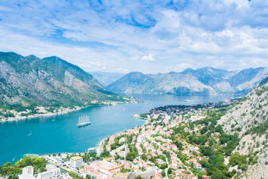 Kotor, Karadağ, 30 Ağustos 2018. Dağları olan bir körfezin güzel beyaz şehri
