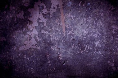Lekeler, çatlaklar, lekeler, eski mor duvar. Soyut grunge tarzı çatı katında boyanmış beton duvar. Arkaplan, portreler, posterler için klasik duvar arkaplan dokusu.
