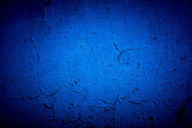 Eski mavi duvar lekeler, çatlaklar, lekeler. Soyut grunge tarzı çatı katında boyanmış beton duvar. Arkaplan, portreler, posterler için klasik duvar arkaplan dokusu.