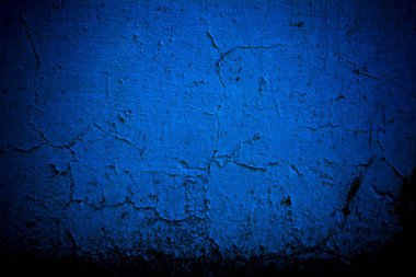 Eski mavi duvar lekeler, çatlaklar, lekeler. Soyut grunge tarzı çatı katında boyanmış beton duvar. Arkaplan, portreler, posterler için klasik duvar arkaplan dokusu.