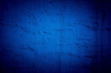 Eski mavi duvar lekeler, çatlaklar, lekeler. Soyut grunge tarzı çatı katında boyanmış beton duvar. Arkaplan, portreler, posterler için klasik duvar arkaplan dokusu.