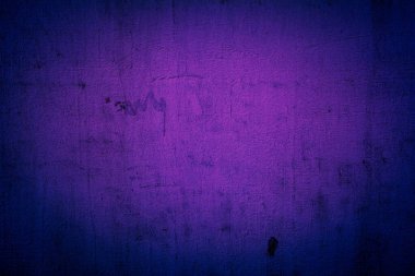 Lekeler, çatlaklar, lekeler, eski mor duvar. Soyut grunge tarzı çatı katında boyanmış beton duvar. Arkaplan, portreler, posterler için klasik duvar arkaplan dokusu.