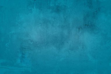 Eski mavi duvar lekeler, çatlaklar, lekeler. Soyut grunge tarzı çatı katında boyanmış beton duvar. Arkaplan, portreler, posterler için klasik duvar arkaplan dokusu.
