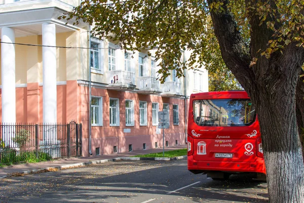 ヤロスラヴル ロシアだ 2020年9月20日 美しい通りに赤い観光バスの駐車場 最高のウォーキングシティウォーク — ストック写真