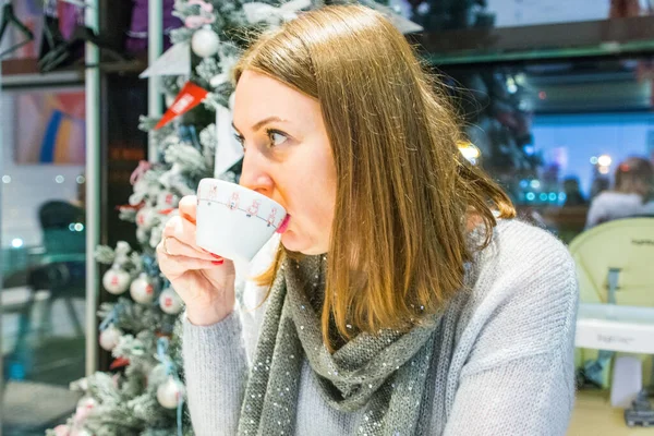 Kislovodsk, Rusya. 28 Aralık 2018. Sabah kahvesi içen kadın.