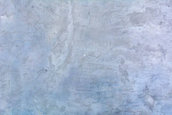 Eski beyaz duvar lekeler, çatlaklar, lekeler. Soyut grunge tarzı çatı katında boyanmış beton duvar. Arkaplan, portreler, posterler için klasik duvar arkaplan dokusu.