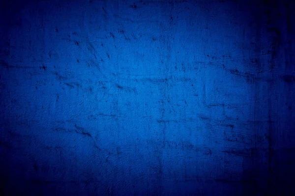 Eski mavi duvar lekeler, çatlaklar, lekeler. Soyut grunge tarzı çatı katında boyanmış beton duvar. Arkaplan, portreler, posterler için klasik duvar arkaplan dokusu.