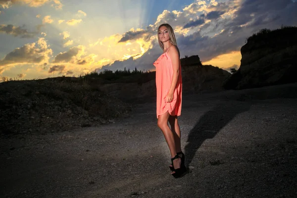 Junge Schöne Frau Mit Blonden Haaren Sommerkleid Bei Sonnenuntergang — Stockfoto