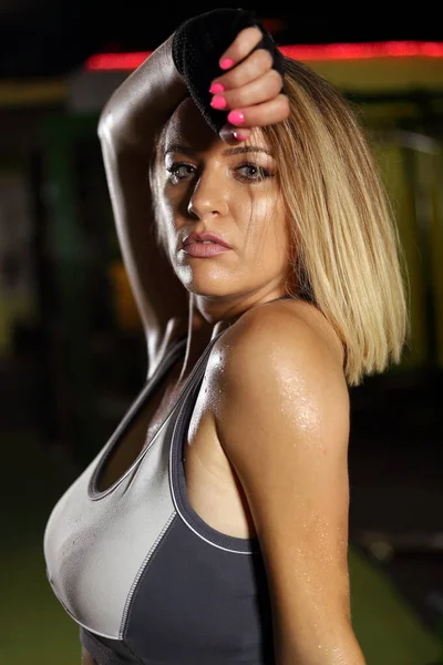 Mulher Loira Fitness Posando Ginásio Após Treino Suado — Fotografia de Stock