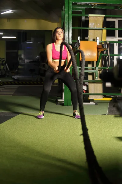 Attraktive Brünette Trainiert Functional Training Gym Crossfit Übungen Mit Kampfseilen — Stockfoto