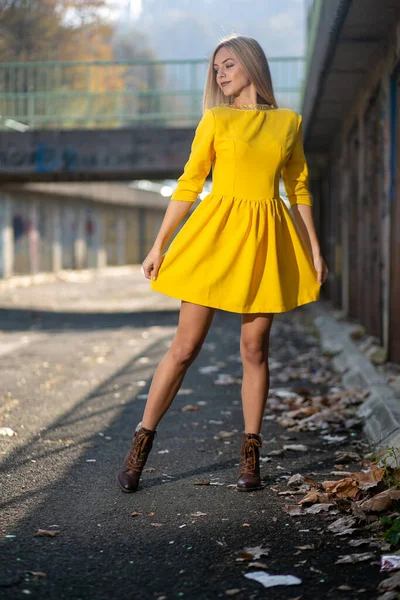 Mulher Loira Vestido Amarelo Está Desfrutando Belo Dia Outono — Fotografia de Stock