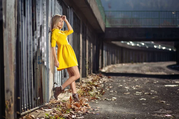 Mulher Loira Vestido Amarelo Está Desfrutando Belo Dia Outono — Fotografia de Stock