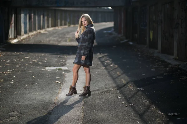 Blonde Frau Gelbem Kleid Und Mantel Genießt Einen Schönen Herbsttag — Stockfoto