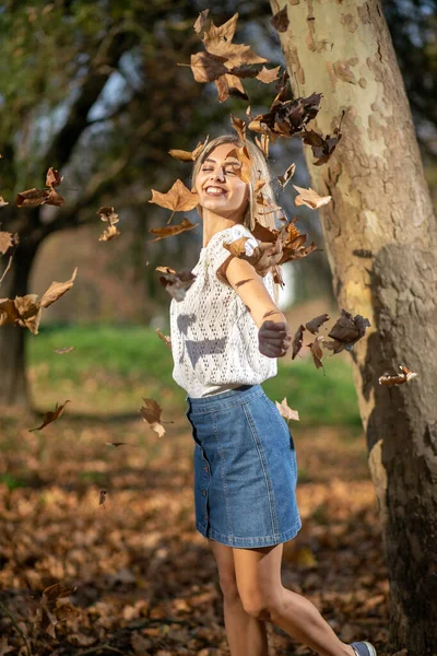 Happy Beautiful Woman Autumn Leaves Outdoors Park — Stock Photo, Image