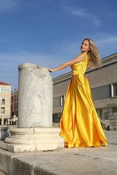 克罗地亚扎达尔广场上一名身穿黄色节日礼服的年轻女子的画像 — 图库照片
