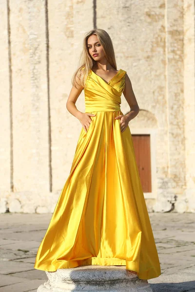 克罗地亚扎达尔广场上一名身穿黄色节日礼服的年轻女子的画像 — 图库照片