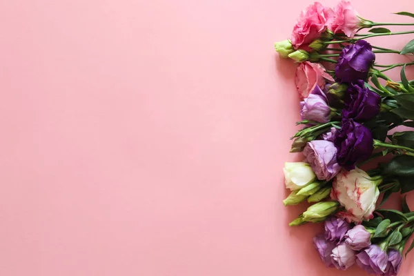 Pembe arka planda güzel bir çiçek aranjmanı. Lisianthus mariachi lavantasının çiçekleri. Üst görünüm, düz görünüm, metin için alanı kopyala. Çiçek dokusu.