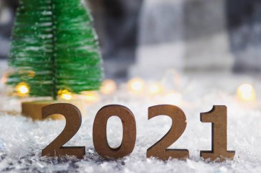 Güzel yeni yıl kartpostalı. 2021 numaralar, Noel ağacıyla bulanık bir arka plana karşı. Yılbaşı tatili geçmişi. Kapatın, tebrik etmek için kopyalayın.