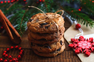 Kurabiye, tarçın ve Noel ağacıyla dolu sıcak bir kış. Şenlikli, tatil konsepti. Yakın çekim, seçici odaklanma