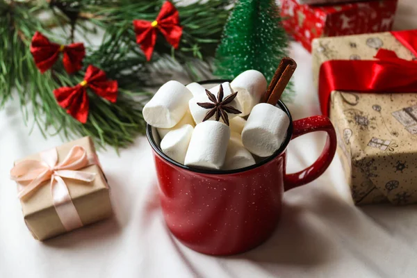 Weihnachtsbaum Rote Tasse Mit Marshmallows Geschenke Anis Und Zimtstange Festlicher — Stockfoto