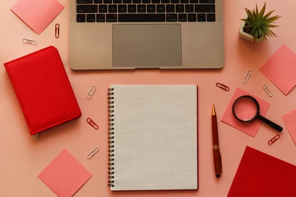 Espaço Trabalho Feminino Moda Com Laptop Planta Caneta Caderno Aberto — Fotografia de Stock