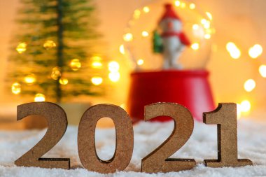 Seçici odaklı güzel bir yeni yıl kartpostalı. 2021 noel ağacı, kartopu ve bokeh ile bulanık arkaplan karışıklığına karşı. Yılbaşı tatili geçmişi. Yakın plan, kopyalama alanı