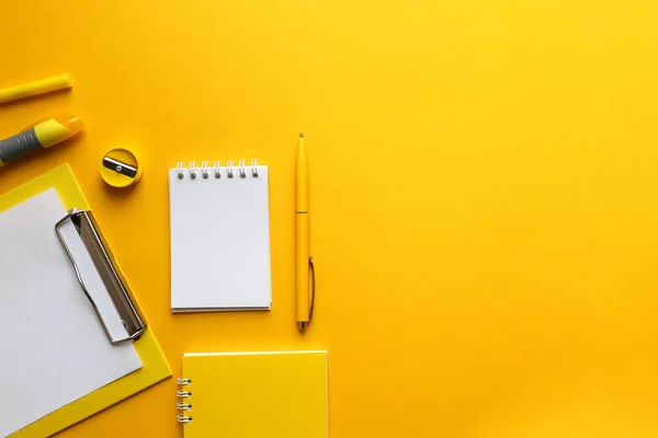 黄色の背景にフラットレイ組成 コピースペース付きのオフィス用品のある職場ビジネスと教育の概念 Top View — ストック写真