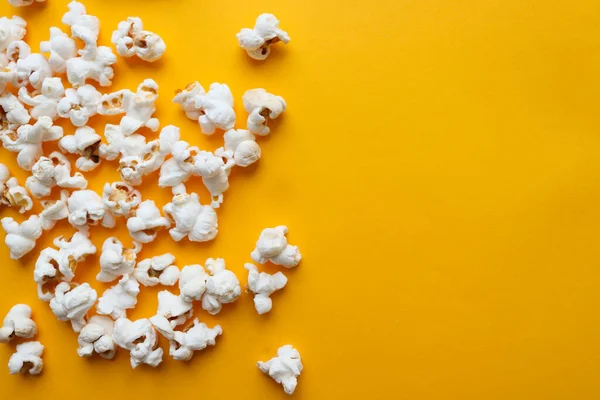 Popcorn auf hellgelbem Hintergrund. Kino, Unterhaltungskonzept. Draufsicht, flache Lage, Kopierraum — Stockfoto