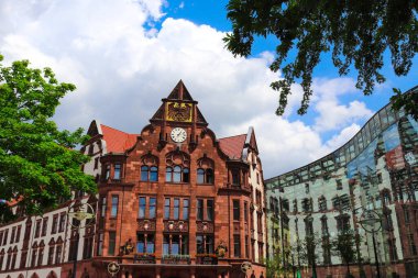 Güneşli bir yaz gününde Eski Dortmund Belediye Sarayı 'nda. Tarihi bir bina ve modern mimarinin kombinasyonu. Şehrin merkezi.