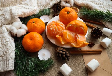 Mandalina, koni, tarçın, anason, marşmelov içeren sıcak kış arkaplanı