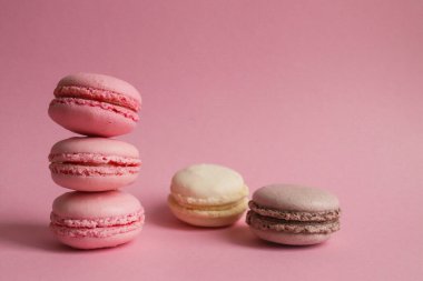 Pastel pembe arka planda Fransız kurabiyeleri. Seçici odak, boşluğu kopyala.
