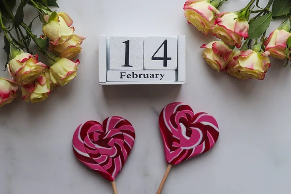 Conceito Dia Dos Namorados Calendário Madeira Fevereiro Belas Flores Doces — Fotografia de Stock