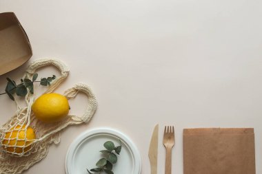 Çevre dostu tek kullanımlık organik eşyalar. Bıçaklar, çatallar, bulaşıklar, torba ve kese kağıdı. Sıfır atık ve geri dönüşüm kavramı. Ekoloji konsepti. Kopyalama alanı olan üst görünüm