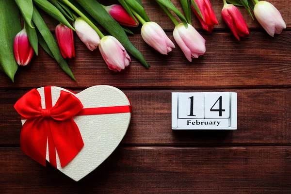 Calendario Madera Febrero Hermosas Flores Tulipanes Caja Regalo Forma Corazón —  Fotos de Stock