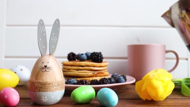 复活节早餐成堆的煎饼 复活节兔子和咖啡倒入杯子里 节日餐桌 — 图库视频影像