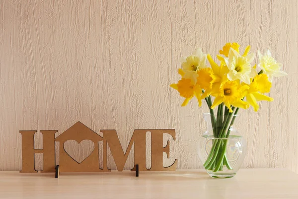 Cozy Home Interior Wooden Decor Inscription Home Yellow Daffodils Glass — Stock Photo, Image