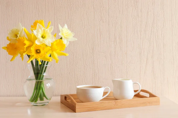Cozy Home Interior Delicate Yellow Daffodils Glass Vase Cup Coffee — Stock Photo, Image