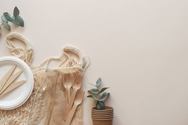 Çevre dostu tek kullanımlık organik eşyalar. Sıfır atık ve plastiksiz kavramı. Kopyalama alanı olan üst görünüm.