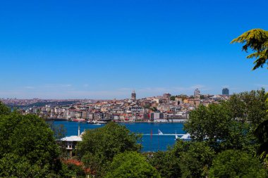 İstanbul şehri manzaralı. Galata Kulesi 'nin panoramik manzarası ve Topkapı Sarayı' ndan şehrin Avrupa kısmı. Yaz güneşli bir gün