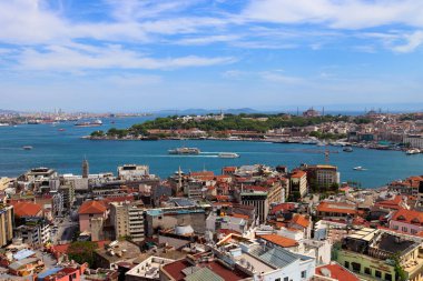 İstanbul kentinin Galata Kulesi 'nden şehrin Avrupa kesimine ve Boğaz' a panoramik bir görüntüsü. Yaz güneşli bir gün