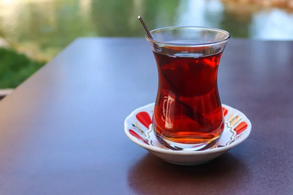 Bir sokak restoranında geleneksel fincanda Türk çayı. Yakın çekim, seçici odak, kopyalama alanı.