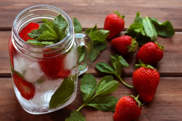 Fresh strawberry lemonade with ice and mint in jar on the wooden table. Summer refreshment drinks. Close-up, selective focus — Stock Photo, Image