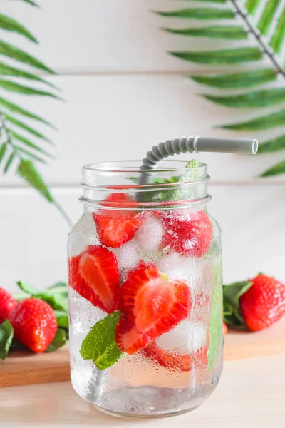 Limonada de fresa fresca con hielo y menta en dos frascos sobre la mesa de madera. Bebidas refrescantes de verano. Concepto de calmante de sed —  Fotos de Stock