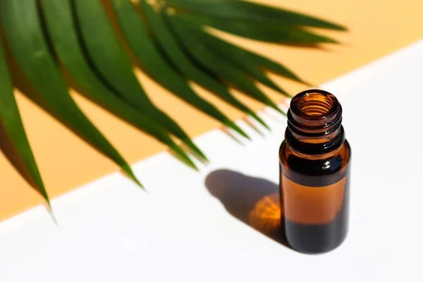 Bottle Essential Oil Palm Leaf Beauty Health Care Concept Serum — Stock Photo, Image